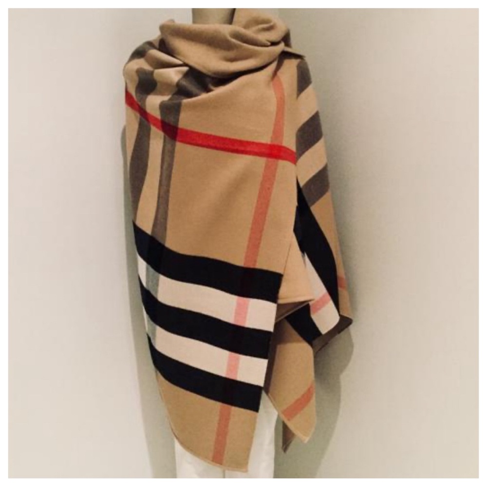 BURBERRY LONDON CHARLOTTE REVERSIBLE SOLID CHECK WOOL CAPE. - Picture 6 of 11